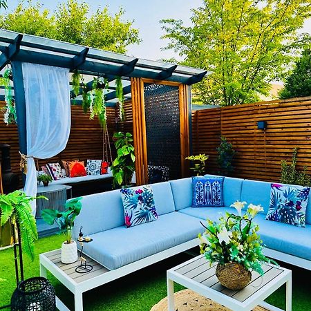 Meezee Pearl Double Bed Lodge With Free Parking Солфорд Экстерьер фото