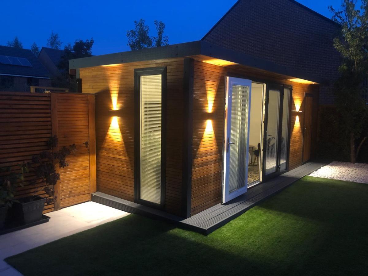 Meezee Pearl Double Bed Lodge With Free Parking Солфорд Экстерьер фото