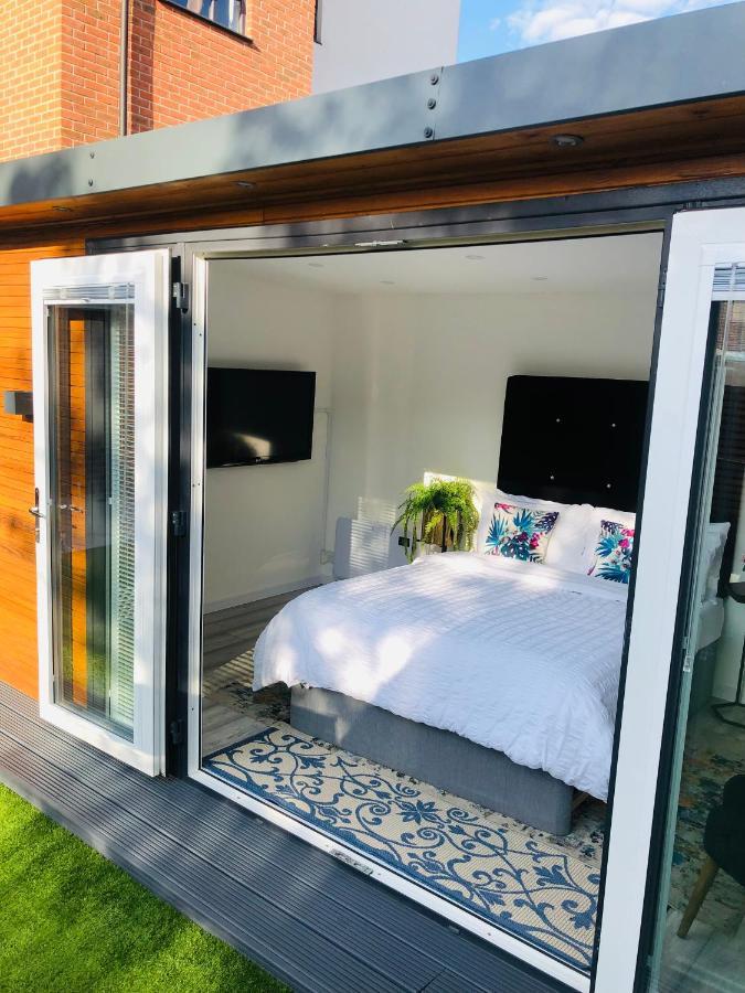 Meezee Pearl Double Bed Lodge With Free Parking Солфорд Экстерьер фото
