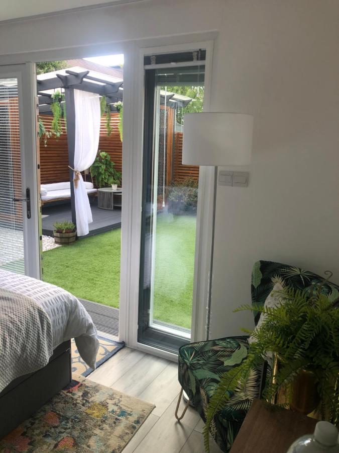 Meezee Pearl Double Bed Lodge With Free Parking Солфорд Экстерьер фото