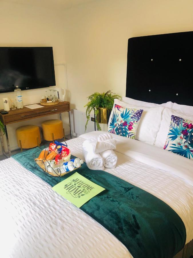 Meezee Pearl Double Bed Lodge With Free Parking Солфорд Экстерьер фото