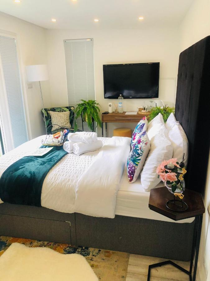 Meezee Pearl Double Bed Lodge With Free Parking Солфорд Экстерьер фото