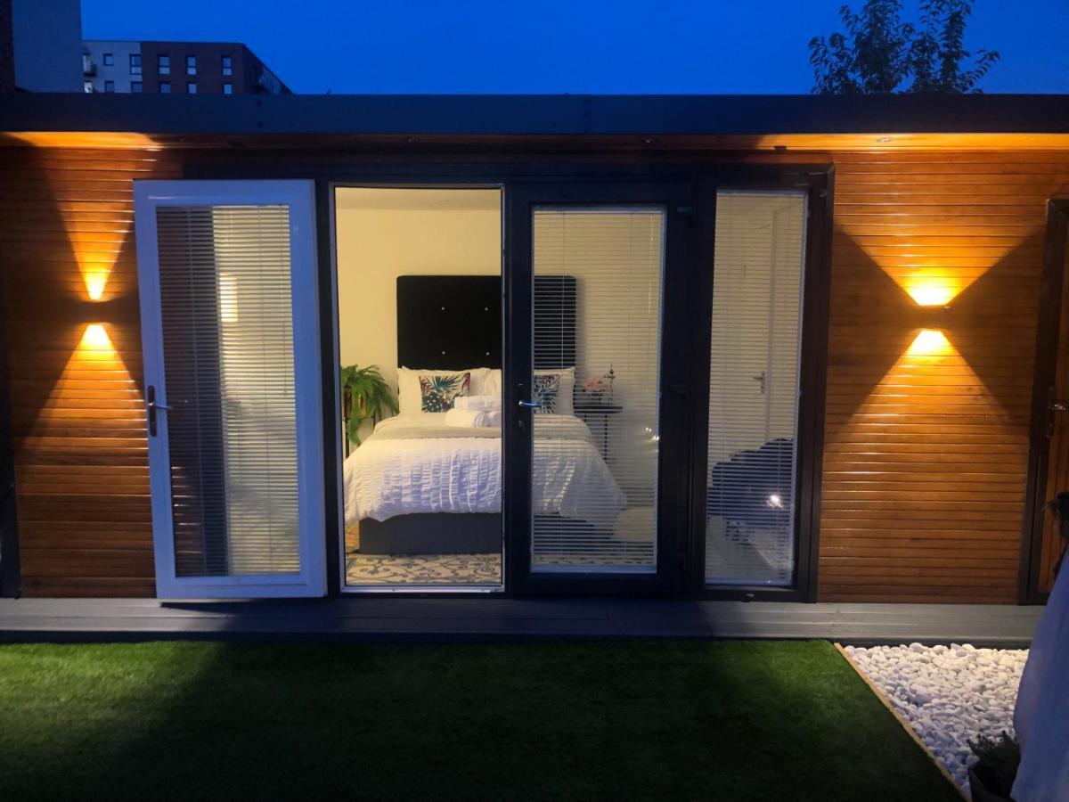 Meezee Pearl Double Bed Lodge With Free Parking Солфорд Экстерьер фото