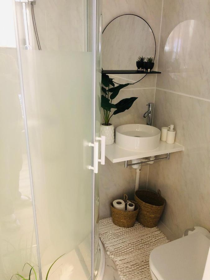 Meezee Pearl Double Bed Lodge With Free Parking Солфорд Экстерьер фото