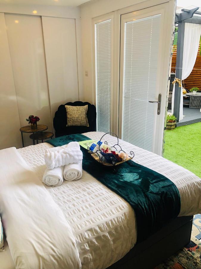 Meezee Pearl Double Bed Lodge With Free Parking Солфорд Экстерьер фото
