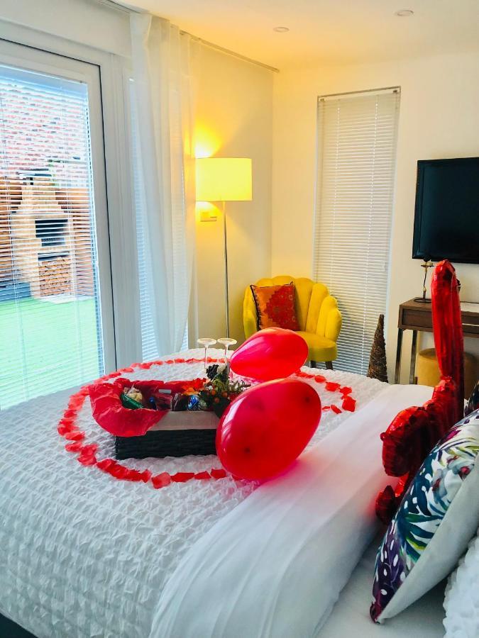 Meezee Pearl Double Bed Lodge With Free Parking Солфорд Экстерьер фото