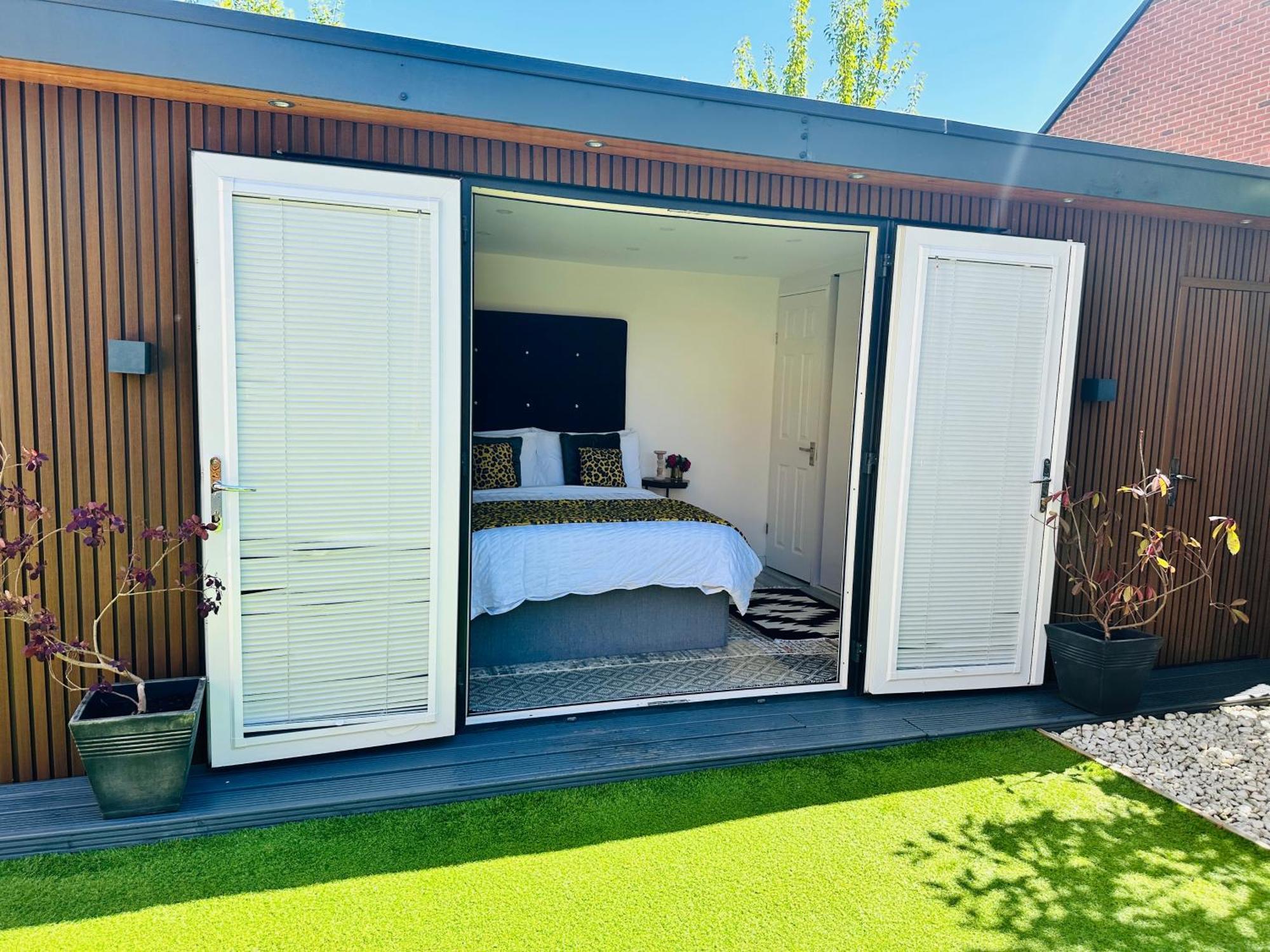 Meezee Pearl Double Bed Lodge With Free Parking Солфорд Экстерьер фото